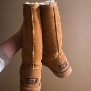 Ugg’s size 6 US  37EU Tall brown barely even worn